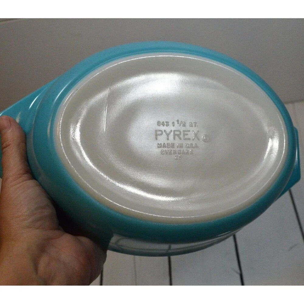 Vintage Pyrex Blue Doily Oval Casserole #043 with Lid